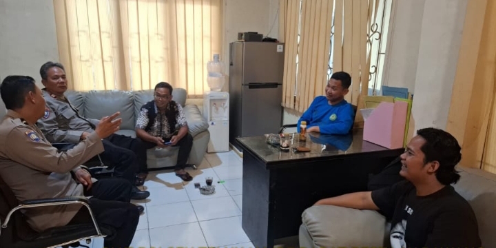 Jaga Silaturahmi Kamtibmas, Personil Patroli Polsek Telukjambe Barat Sambangi Kantor Desa Margamulya