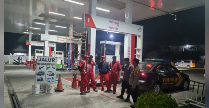 Personil Polsek Jatisari Patroli Malam Sasaran Obvit SPBU Sukamaju