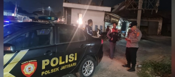 Pastikan Pertigaan Cikalong Kondusif, Polsek Jatisari Lakukan Patroli KRYD Dinihari