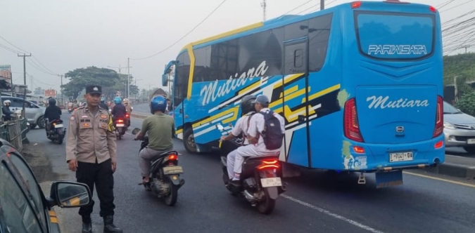 Polsek Jatisari Hadir di Tengah Masyarakat Berikan Pelayanan Gatur Lalu Lintas di Pertigaan Jalan Raya Pantura