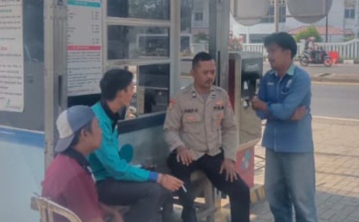 Bhabinkamtibmas Polsek Jatisari Sosialisasikan Himbauan Kamtibmas Kepada Warga Mekarsari