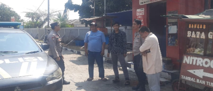 Personil Polsek Jatisari Patroli Malam Sambang Warga di Depan SPBU Sukamaju