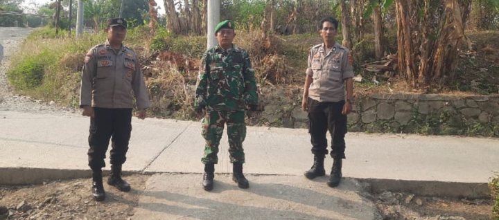 TNI-Polri Jatisari Bersinergi Amankan Jalur Kereta Api dalam Rangka Kepulangan Presiden RI