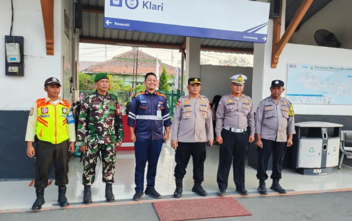 Sinergitas TNI-Polri, Kapolsek Klari Pimpin Langsung Pengamanan Rute Jalur KA Kepulangan Presiden RI