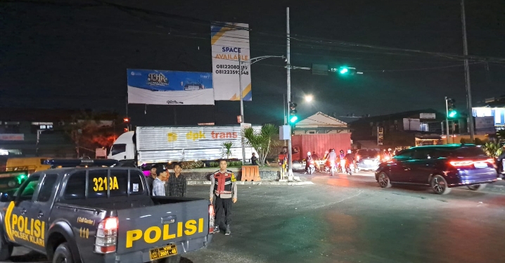 Pastikan Area Lampu Merah Klari Kondusif, Personil Polsek Klari Lakukan Patroli Malam Hingga Dinihari  Polresta Karawang – Guna menjaga situasi kamtibmas tetap aman dan kondusif di malam hari, personel Polsek Klari Polresta Karawang melaksanakan patroli malam hingga dinihari dengan menyasar sejumlah titik rawan di wilayah hukum kecamatan Klari dan lakukan Strongpoin di Perempatan lampu merah Karawang timur, Desa Anggadita, Klari, Karawang. Jumat dinihari (31/07/2026) jam 01.45 wib.  Kegiatan patroli ini dilaksanakan oleh anggota piket fungsi. Patroli dilakukan secara mobile maupun dialogis dengan menyambangi warga dan pengguna jalan yang masih beraktivitas pada malam hari.  Kapolsek Klari, Kompol Bambang Sumitro mewakili Kapolresta Karawang Kombes Pol Mario Prahatinto mengatakan bahwa patroli malam rutin dilakukan sebagai langkah pencegahan terhadap tindak kejahatan jalanan, balap liar, maupun gangguan kamtibmas lainnya. “Kami menyasar lokasi-lokasi yang rawan kejahatan dan sering dikeluhkan masyarakat. Ini sebagai bentuk kehadiran polisi di tengah masyarakat, khususnya pada jam-jam rawan malam hari,” ujarnya.  Selain berpatroli, petugas juga memberikan imbauan kepada warga agar tetap waspada, tidak melakukan aktivitas yang mengganggu ketertiban umum, serta segera melapor ke pihak kepolisian jika menemukan hal mencurigakan.  Situasi selama patroli berlangsung dalam keadaan aman dan kondusif. Kegiatan ini akan terus ditingkatkan demi terciptanya rasa aman bagi masyarakat Kecamatan Klari dan sekitarnya.  Polresta Karawang_KOMBES POL Mario Prahatinto