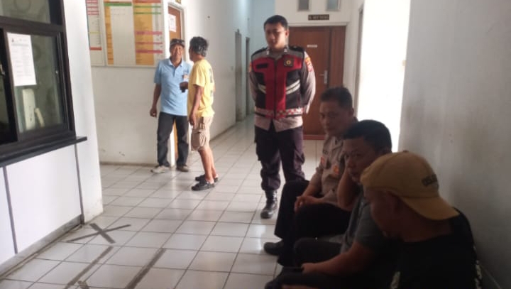 Personel Polsek Telukjambe Barat Sampaikan Himbauan Kamtibmas kepada Warga di Kantor Desa Margakaya