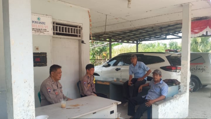 Personil Polsek Telukjambe Barat Kembali Lakukan Pelayanan Prima Dengan Cara Berikan Nomor Layanan Pengaduan Polri