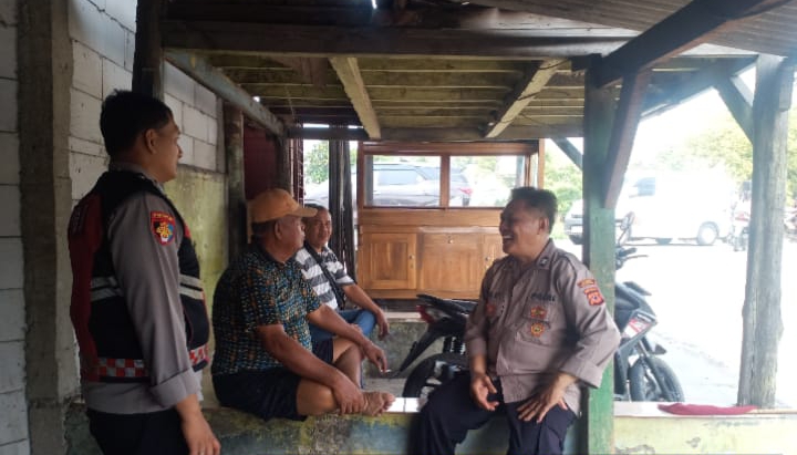 Personil Polsek Telukjambe Barat Sambang Silaturahmi Kamtibmas Ngawangkong di Pangkalan Ojeg Jati