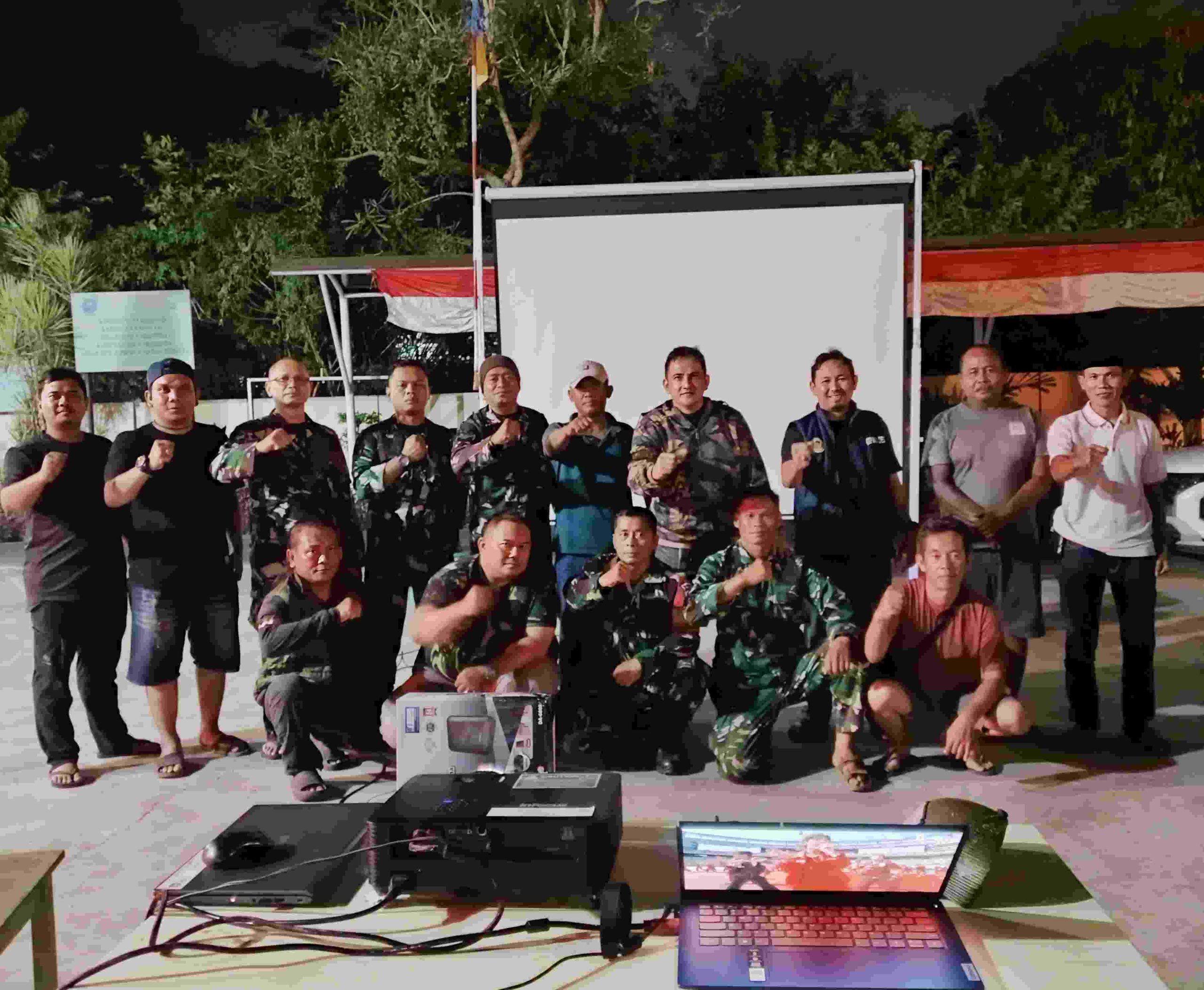 Hangatnya Persaudaraan di Jomin Barat, TNI, Polri, dan Warga Bersatu dalam Nobar Final Piala Dunia
