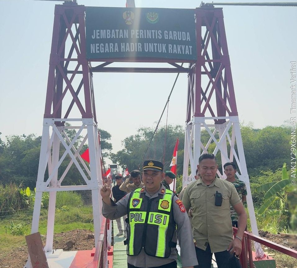 Polsek Cikampek Kawal Peresmian Jembatan Perintis Garuda, Kanit Binmas Pastikan Keamanan Sinergi TNI-Polri dan Pemkab