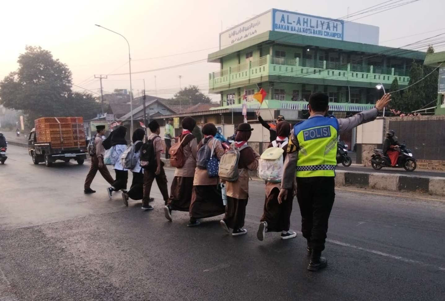 Pastikan Keselamatan Pelajar, Polsek Kotabaru Gelar Giat Sapa Pagi di Depan MTs Al-Ahliyah Bakan Maja