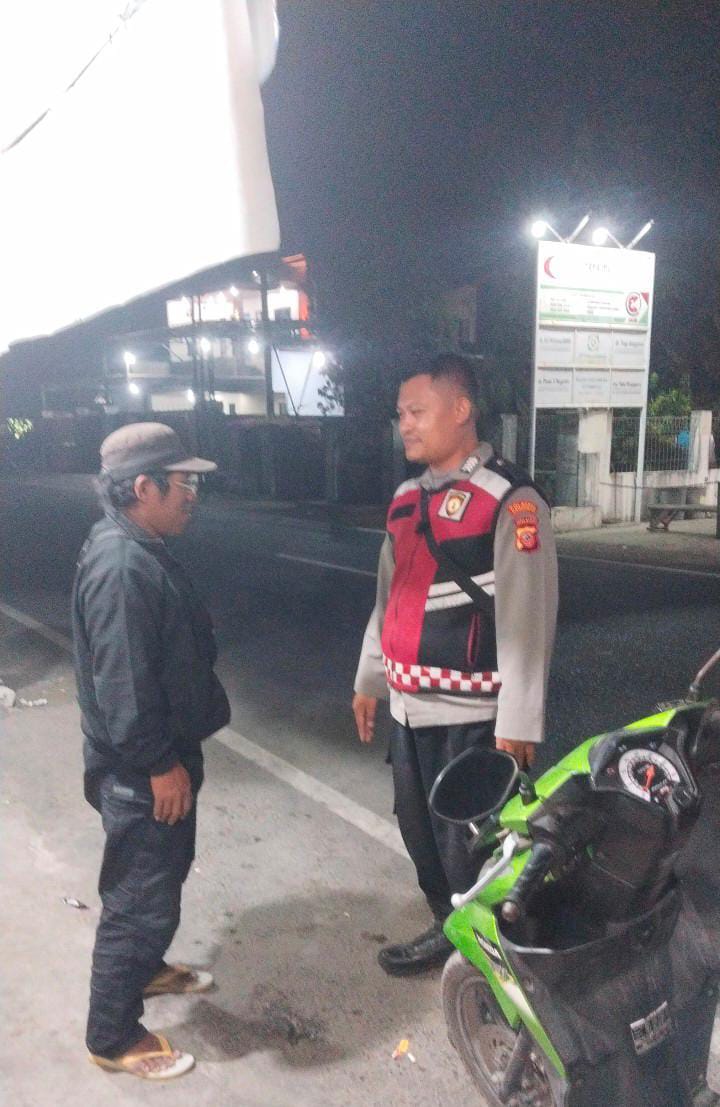 Bhabinkamtibmas Ikut Serta Dalam Giat Ronda Bersama Warga