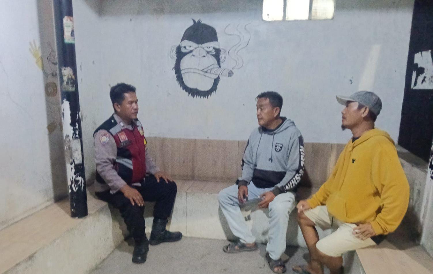Antisipasi Gukamtibmas Malam, Bhabinkamtibmas Polsek Telagasari Lakukan Ronda Bersama Warga