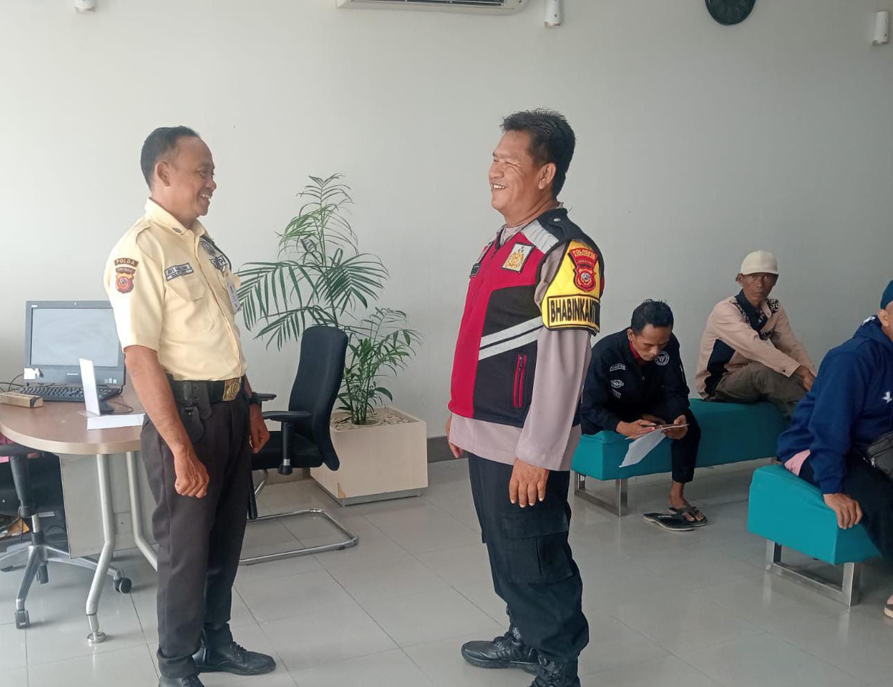 Personil Polsek Telagasari Laksanakan Patroli Rutin di Sekitar Bank dan Objek Vital Antisipasi Gangguan Kamtibmas