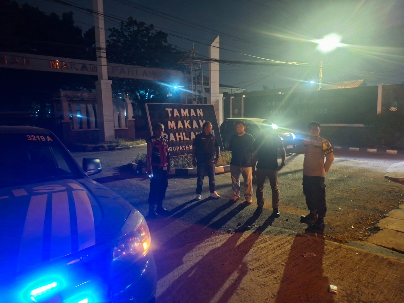Pastikan Perbatasan Kecamatan Klari-Purwasari Kondusif, Personil Polsek Klari Lakukan Patroli Strongpoin di Depan TMP