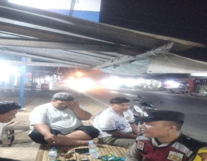 Bhabinkamtibmas Ikut Serta Dalam Giat Ronda Bersama Warga