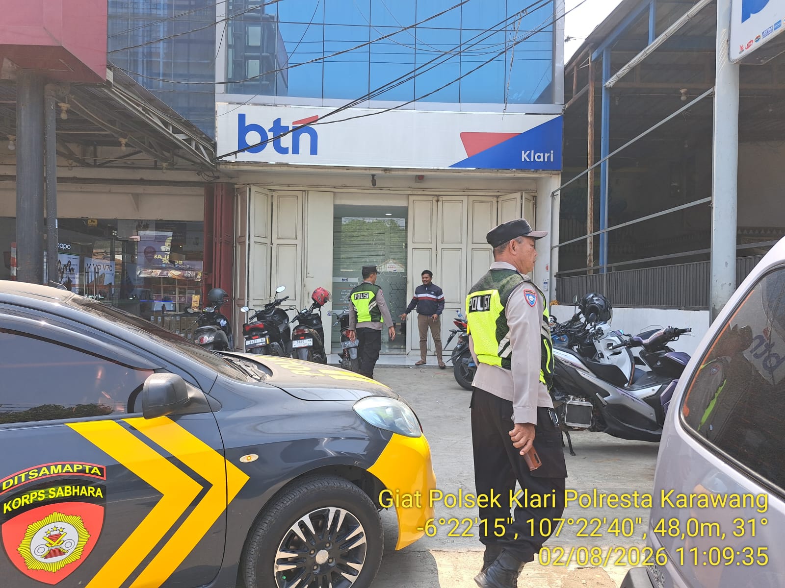Personil Patroli Polsek Klari Kontrol Parkiran Bank BTN, Antisipasi Gangguan Kamtibmas