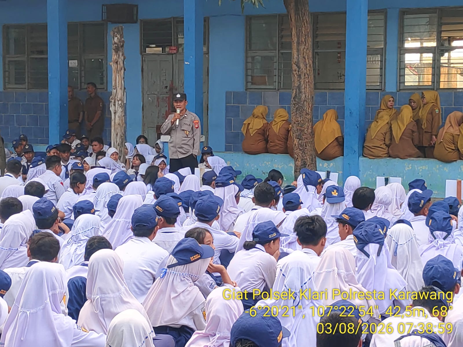 Panit Binmas Polsek Klari Polresta Karawang Berikan Penyuluhan di SMPN 3 Klari Bertema Bahaya Tawuran