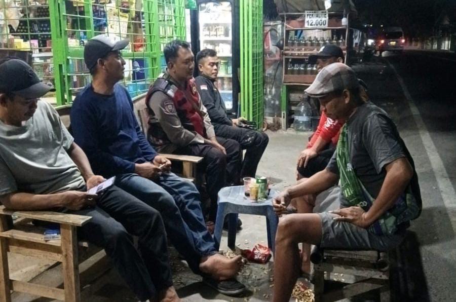 Bhabinkamtibmas Ikut Serta Dalam Giat Ronda Bersama Warga