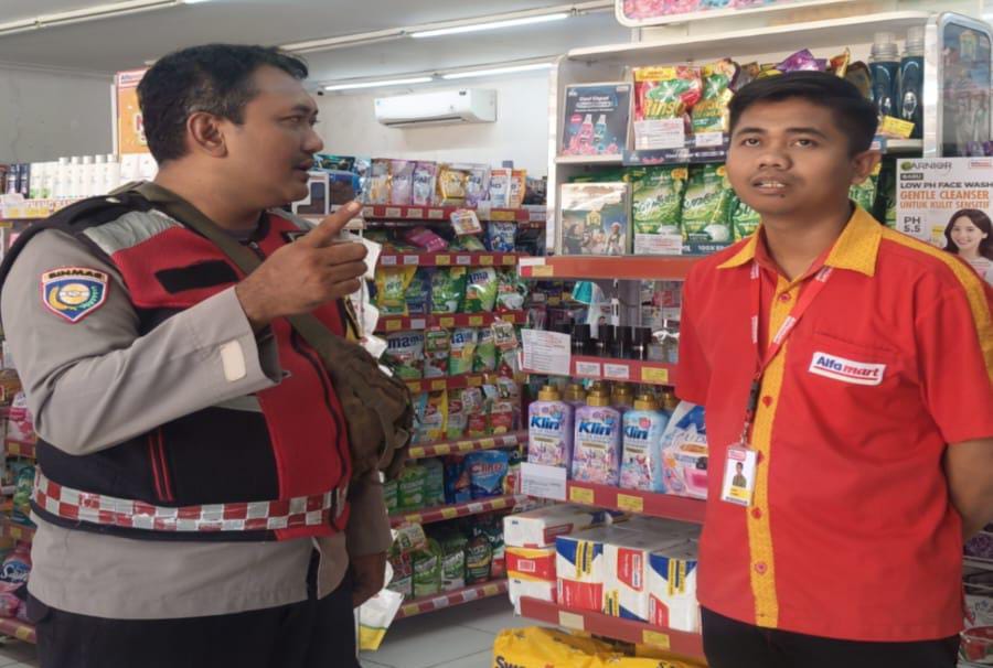 Giat Patroli Perekat Supermarket Alfamart Gempol Guna Antisipasi Kejahatan