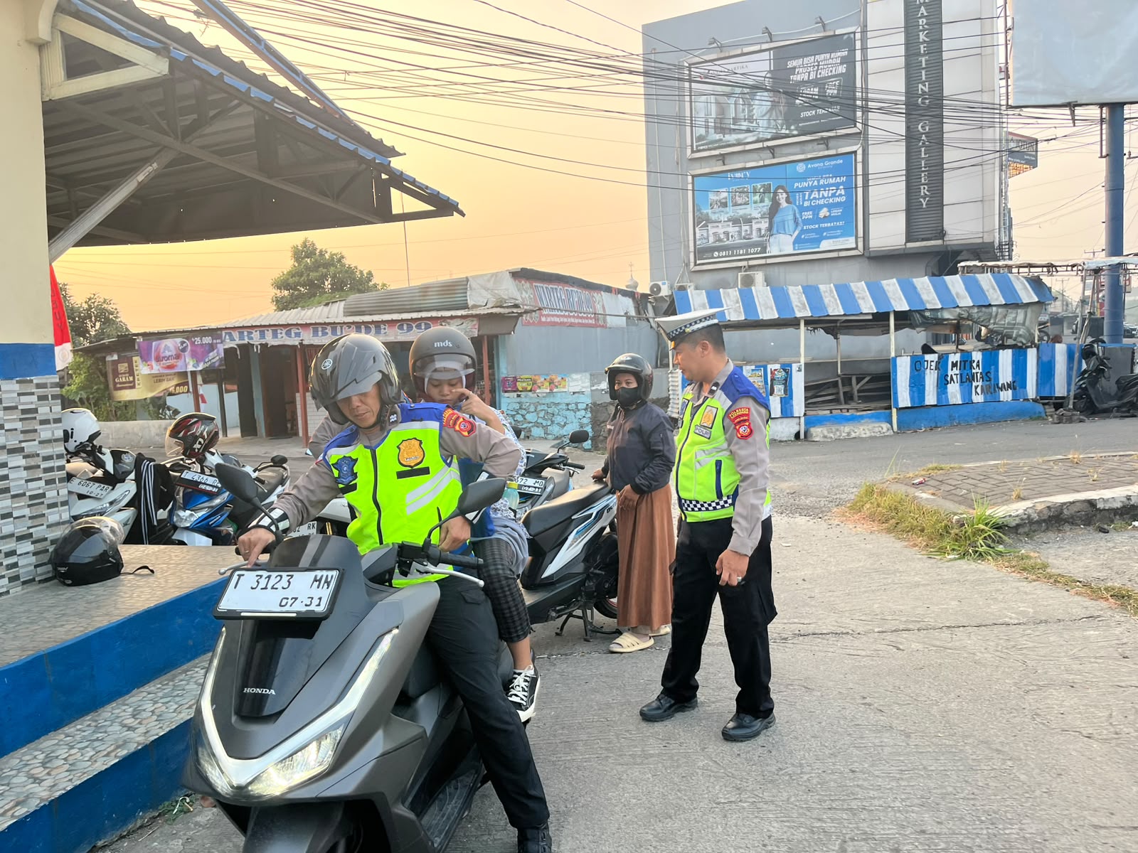 Bantu Perbaiki Motor Mogok hingga Antar Anak ke Sekolah, Aksi Humanis Personel Sat Lantas Polresta Karawang di Tengah Giat Sapa Pagi