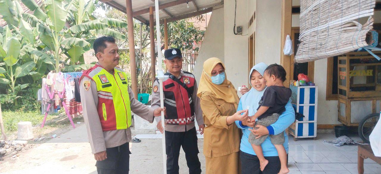 Giat Bhabinkamtibmas Polsek Banyusari Mengawal Kunjungan Posyandu ke Rumah Warga