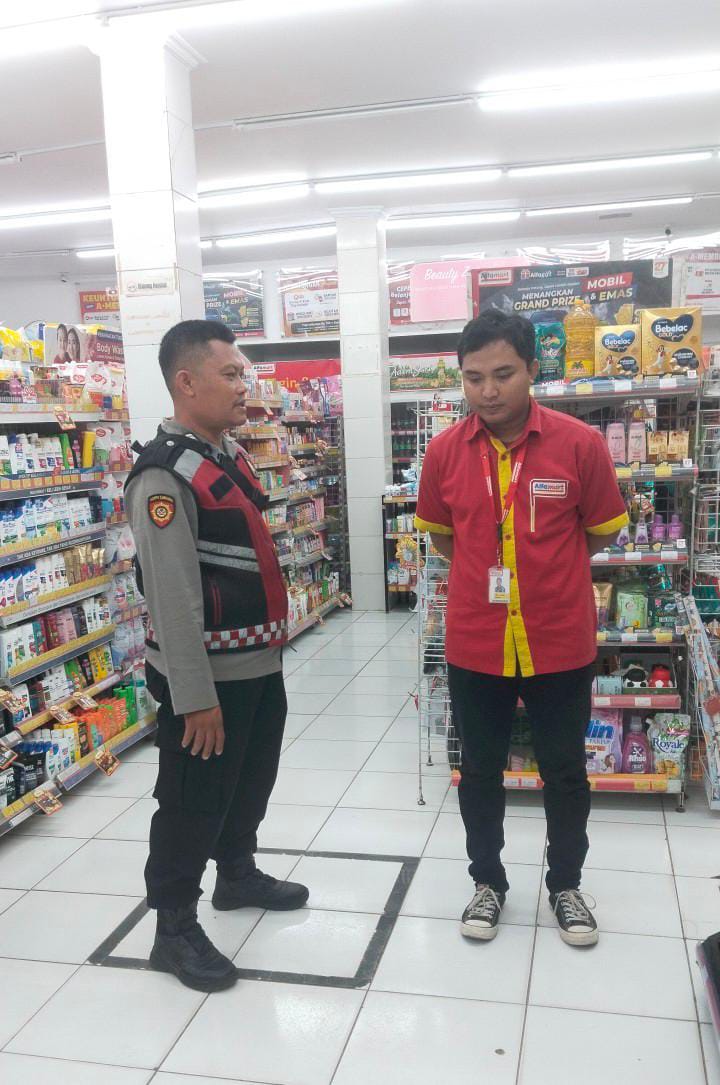 Giat Patroli Perekat Supermarket Alfamart Gempol Guna Antisipasi Kejahatan