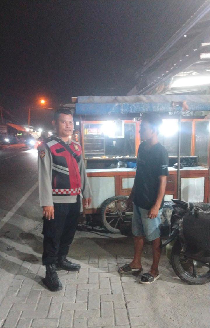 Bhabinkamtibmas Ikut Serta Dalam Giat Ronda Bersama Warga