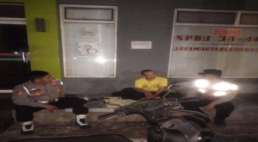 Bhabinkamtibmas Ikut Serta Dalam Giat Ronda Bersama Warga