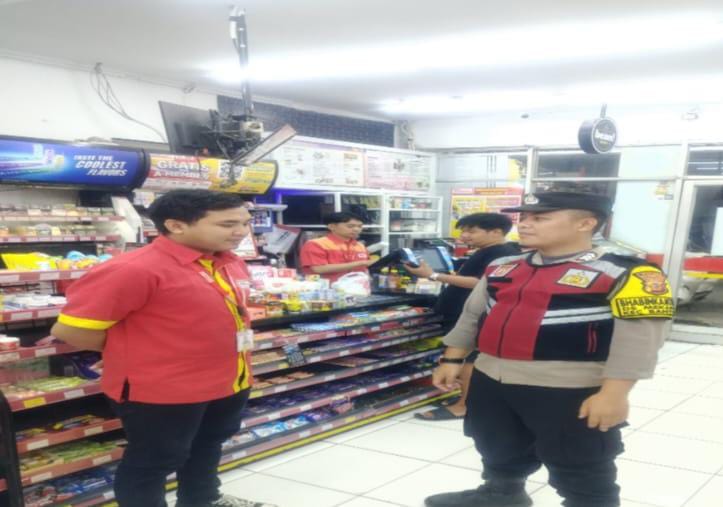 Giat Patroli Perekat Supermarket Alfamart Gempol Guna Antisipasi Kejahatan