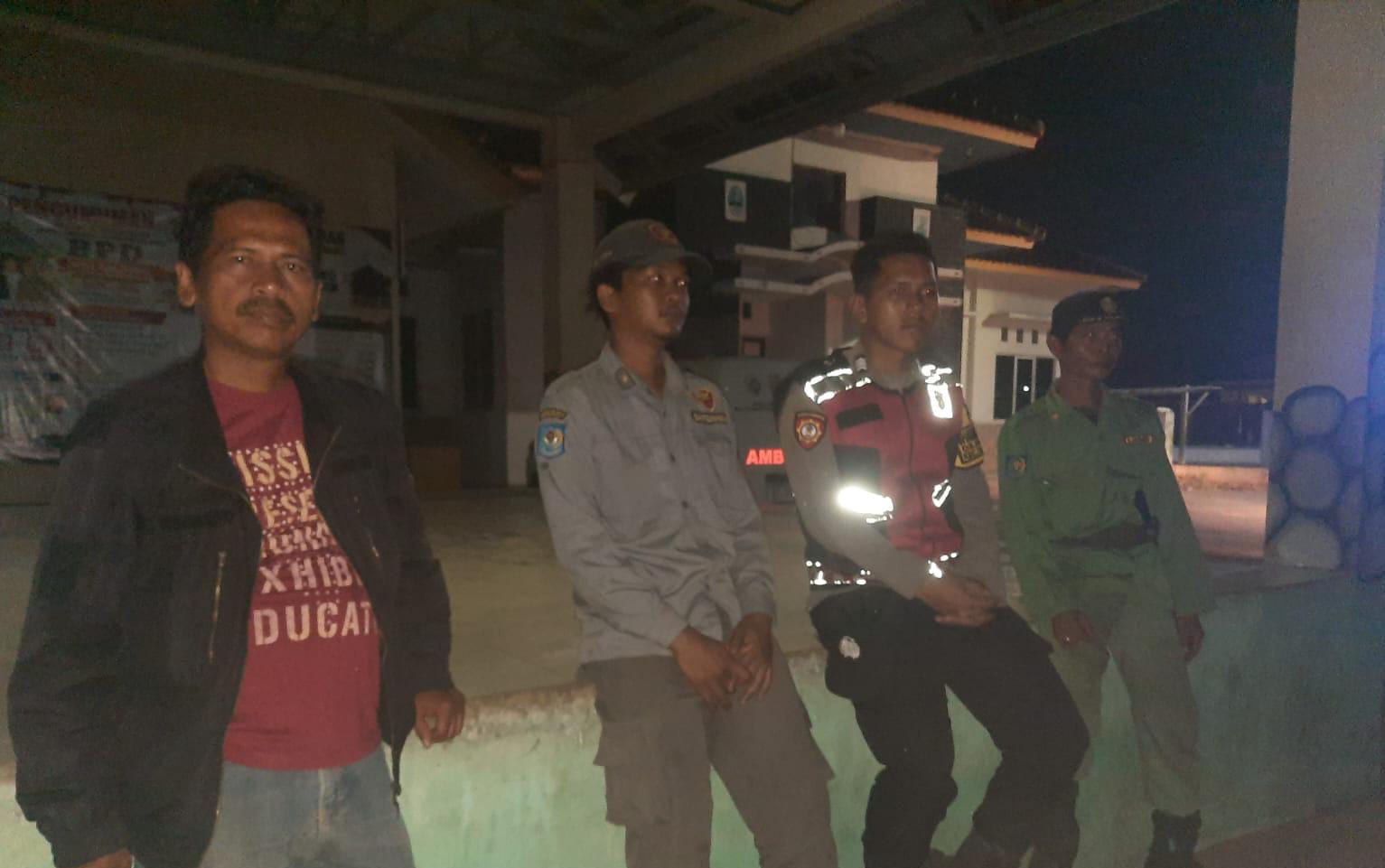 Bhabinkamtibmas Polsek Telagasari Dampingi Giat Siskamling Masyarakat, Pastikan Lingkungan Kondusif