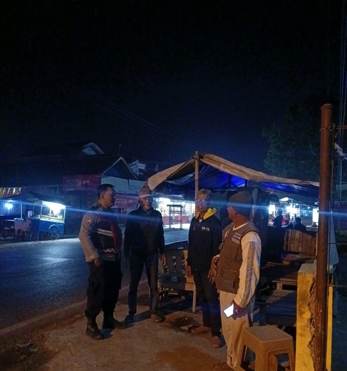 Bhabinkamtibmas Ikut Serta Dalam Giat Ronda Bersama Warga