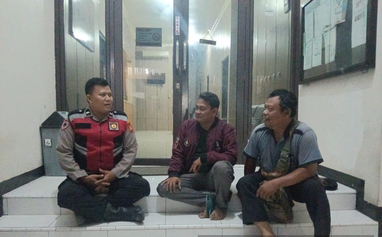 Bhabinkamtibmas Polsek Telagasari Dampingi Warga Binaan Lakukan Ronda, Jaga Keamanan Bersama