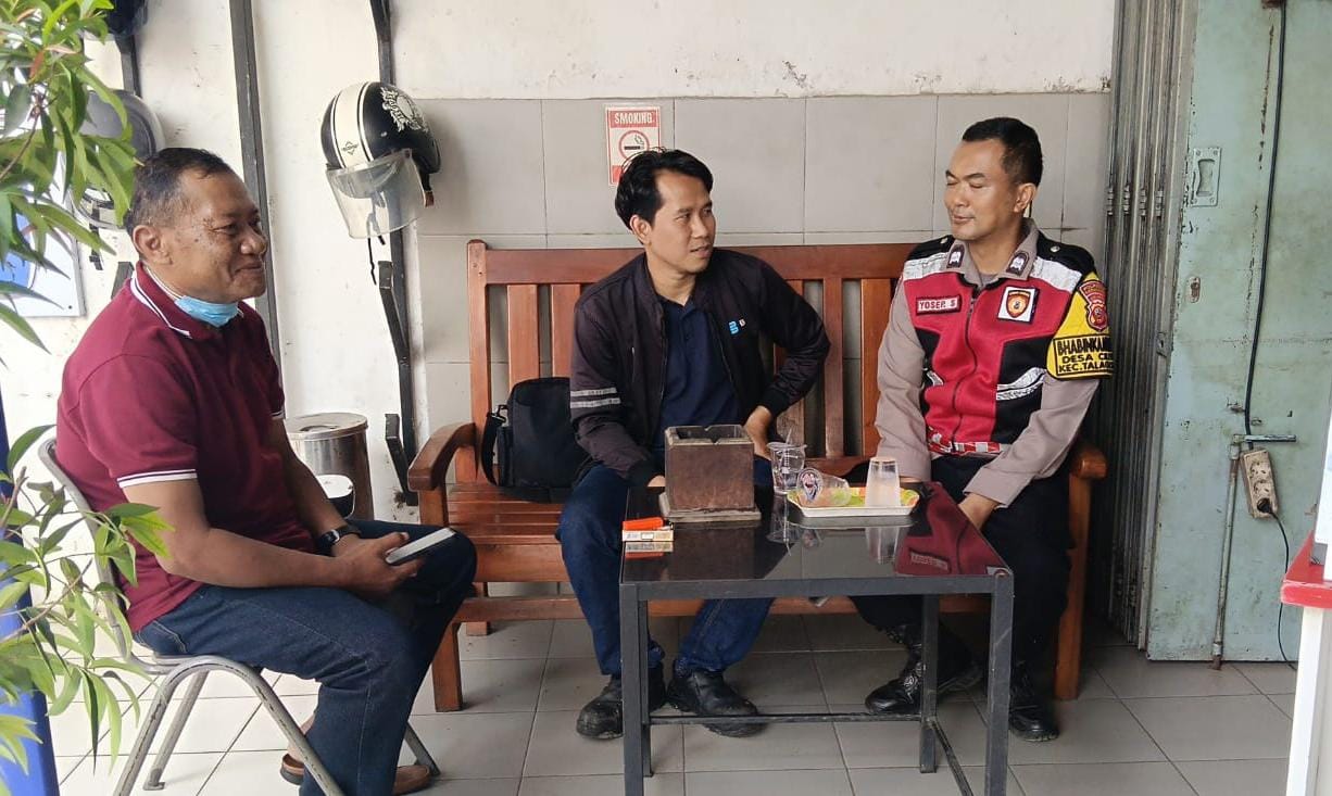 Bhabinkamtibmas Polsek Telagasari Sebar Himbauan Kamtibmas dan Nomor Layanan Pengaduan Gukamtibmas