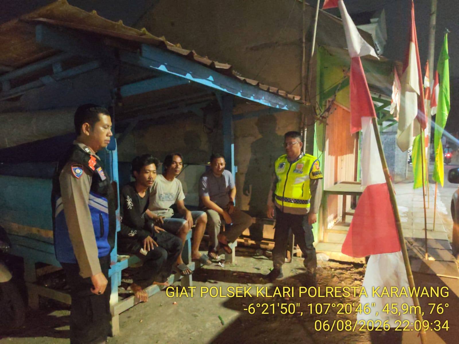 Bhabinkamtibmas Polsek Klari Patroli Sapa Warga, Sampaikan Pesan Kamtibmas Saat Warga Ronda Malam