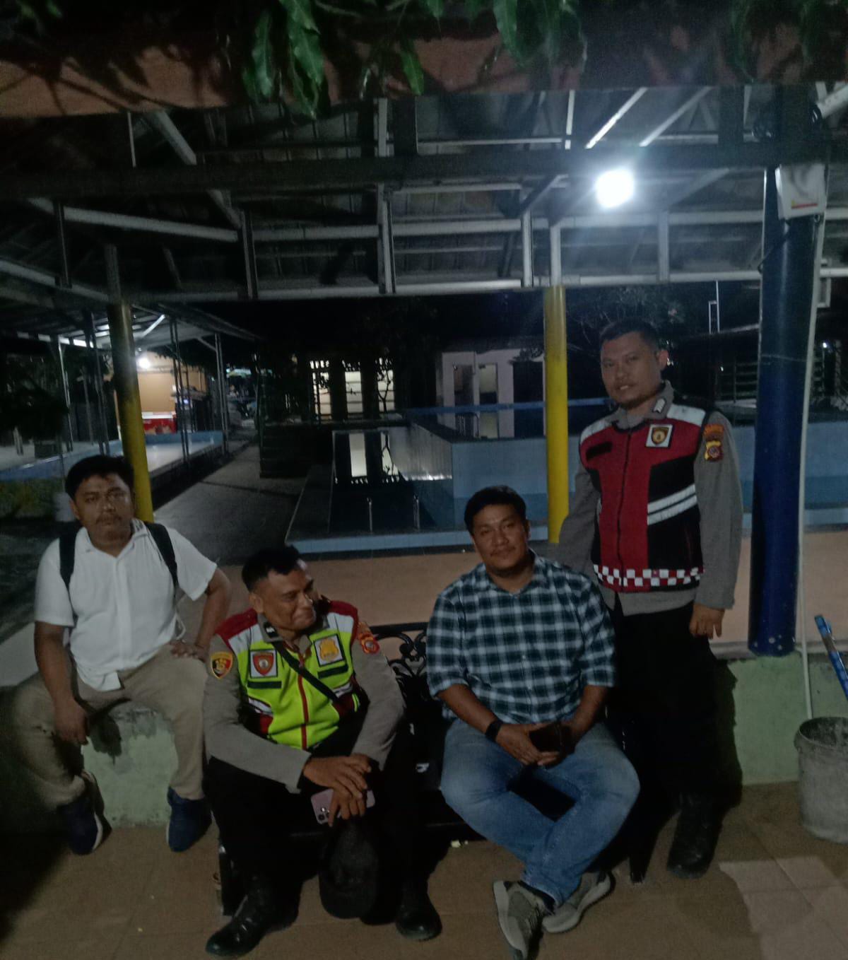 Bhabinkamtibmas Ikut Serta Dalam Giat Ronda Bersama Warga