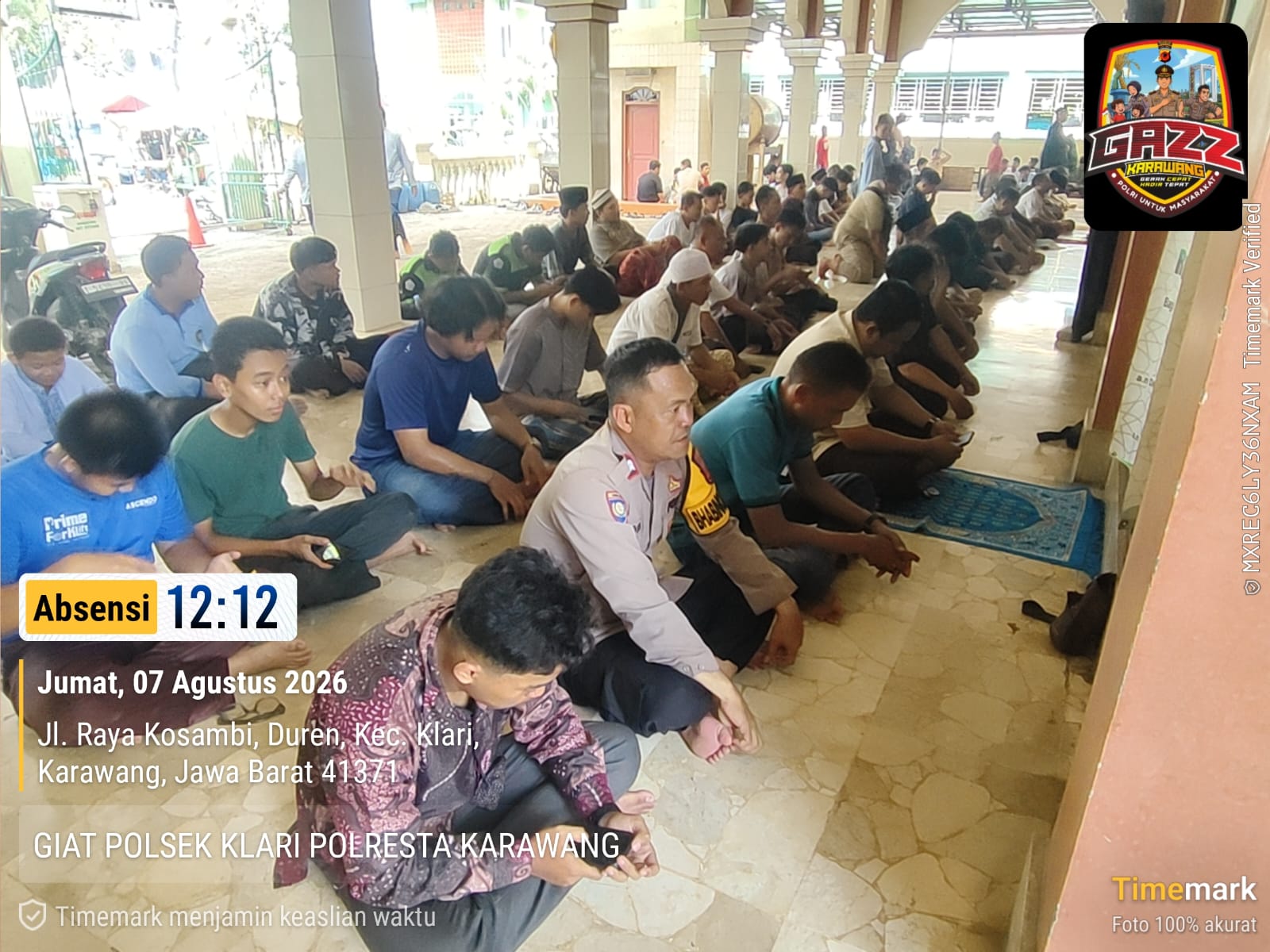 Personel Polsek Klari Laksanakan Sholat Jumat Bersama Warga di Masjid Miftahutaqwa