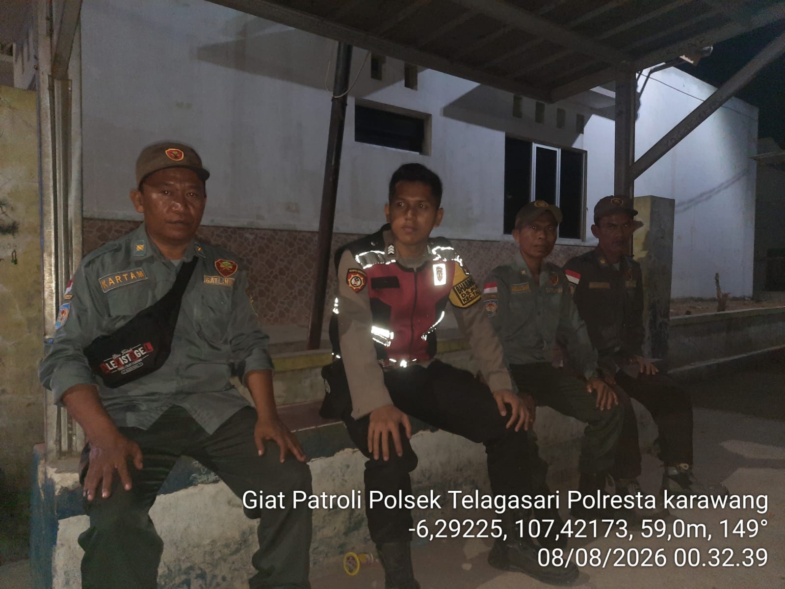 Bhabinkamtibmas Polsek Telagasari Dampingi Giat Siskamling Masyarakat, Pastikan Lingkungan Kondusif