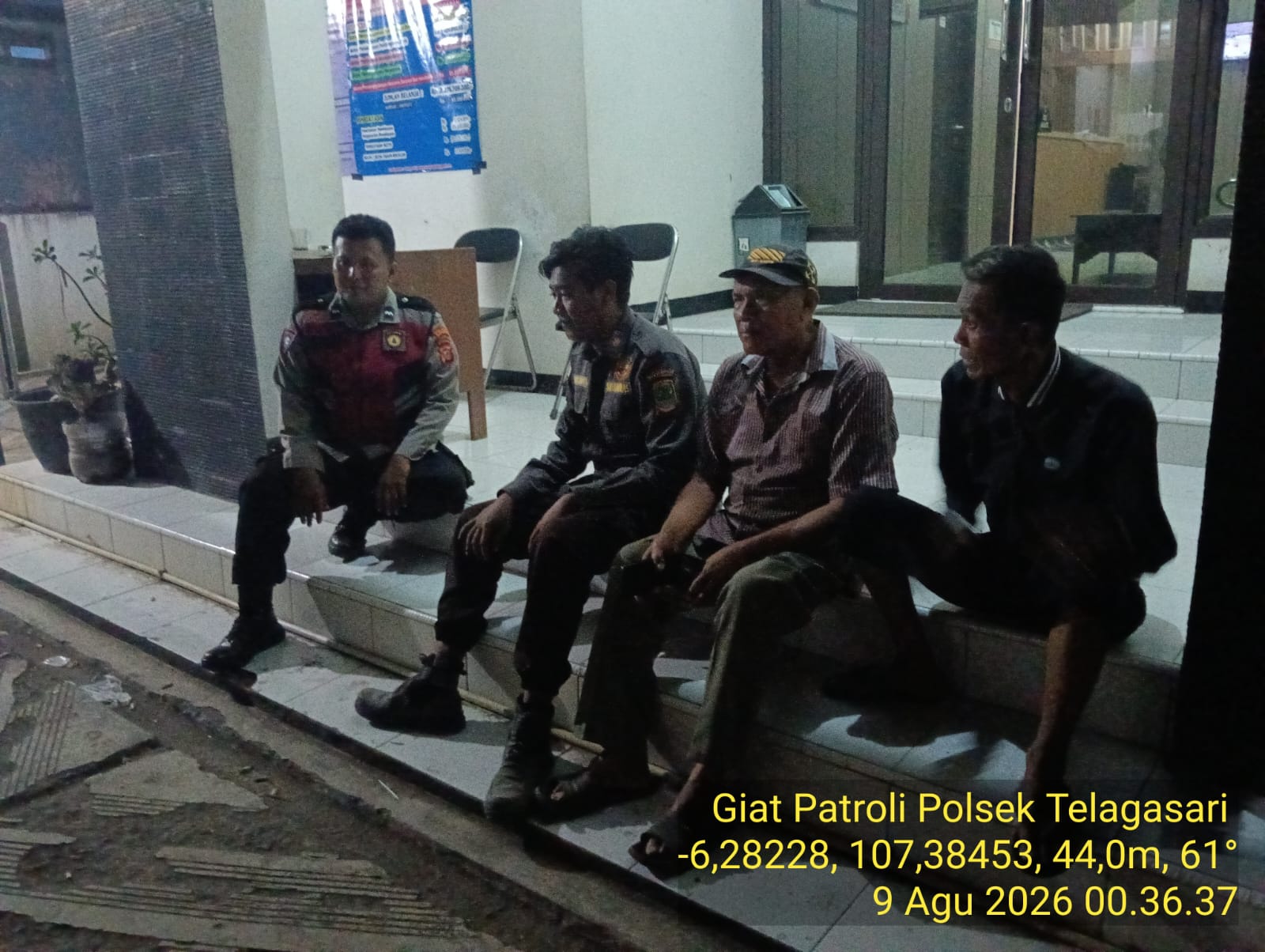 Bhabinkamtibmas Polsek Telagasari Dampingi Warga Binaan Lakukan Ronda, Jaga Keamanan Bersama