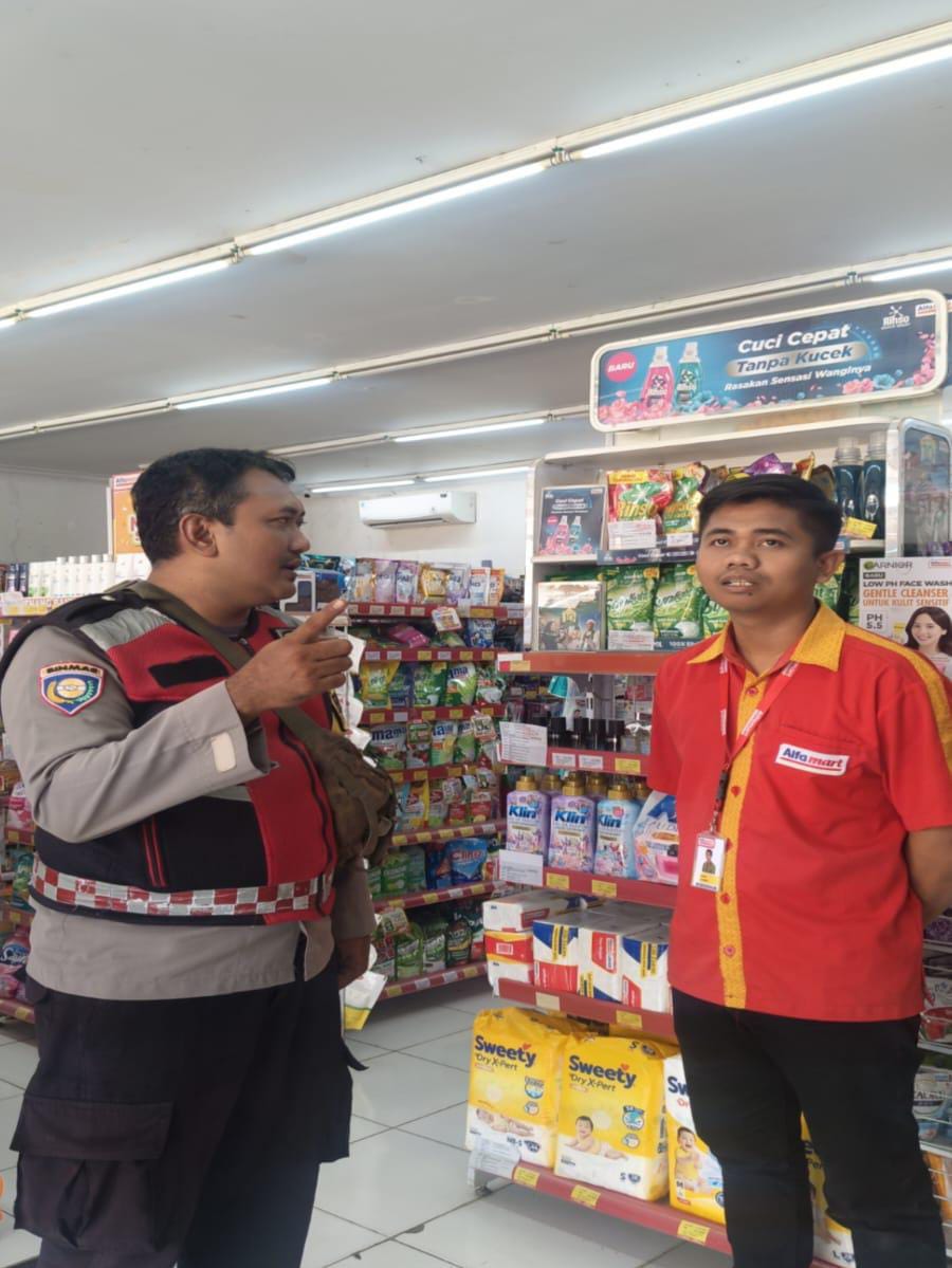 Giat Patroli Perekat Supermarket Alfamart Gempol Guna Antisipasi Kejahatan
