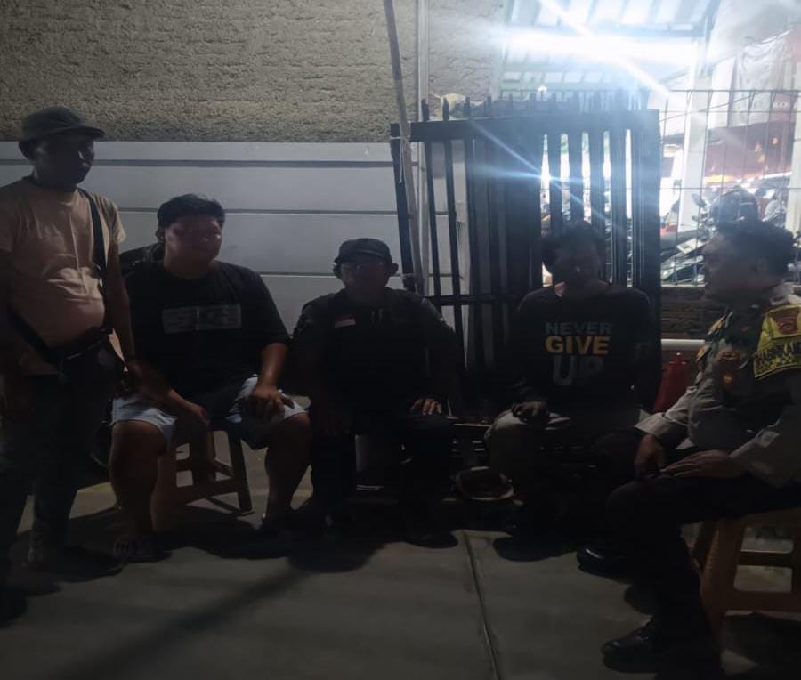 Bhabinkamtibmas Ikut Serta Dalam Giat Ronda Bersama Warga