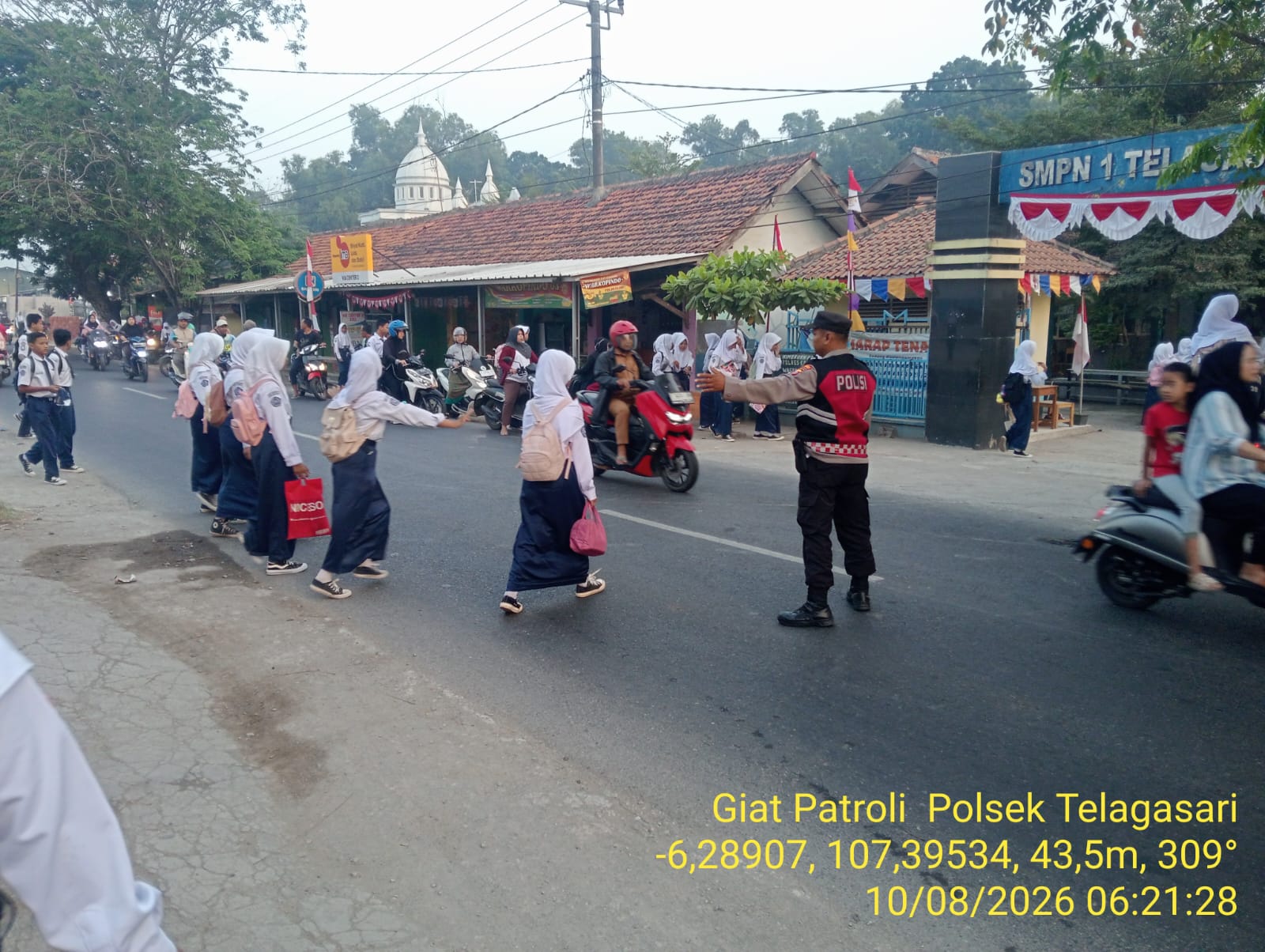 Sapa Pagi Polsek Telagasari; Bantu Sebrangkan Siswa dan Pastikan Lalu lintas Kondusif