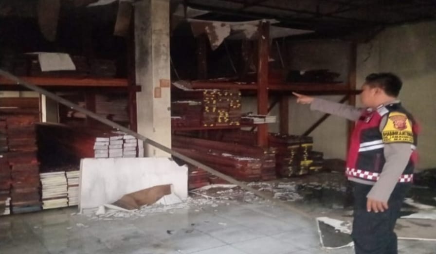 Diduga Korsleting Listrik, Toko Kayu di Karawang Ludes Terbakar