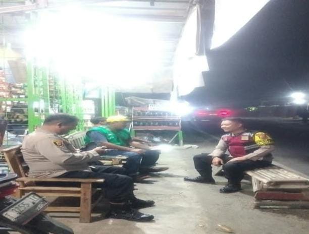 Bhabinkamtibmas Ikut Serta Dalam Giat Ronda Bersama Warga