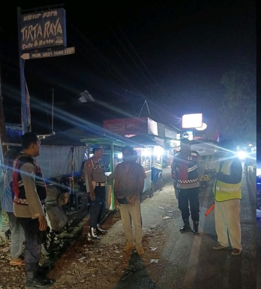 Bhabinkamtibmas Ikut Serta Dalam Giat Ronda Bersama Warga