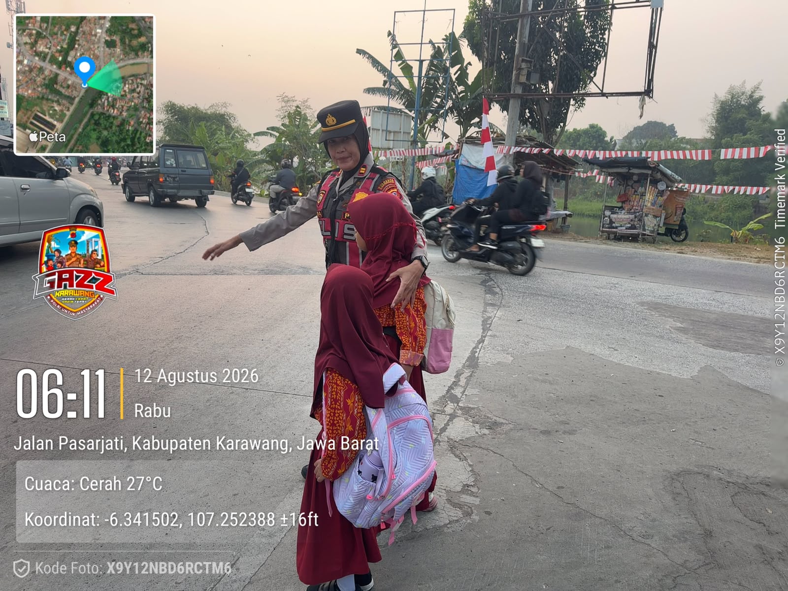 Sapa Pagi Penuh Kepedulian, Kapolsek Telukjambe Barat Rangkul Siswa SD dan Bantu Menyeberang Jalan