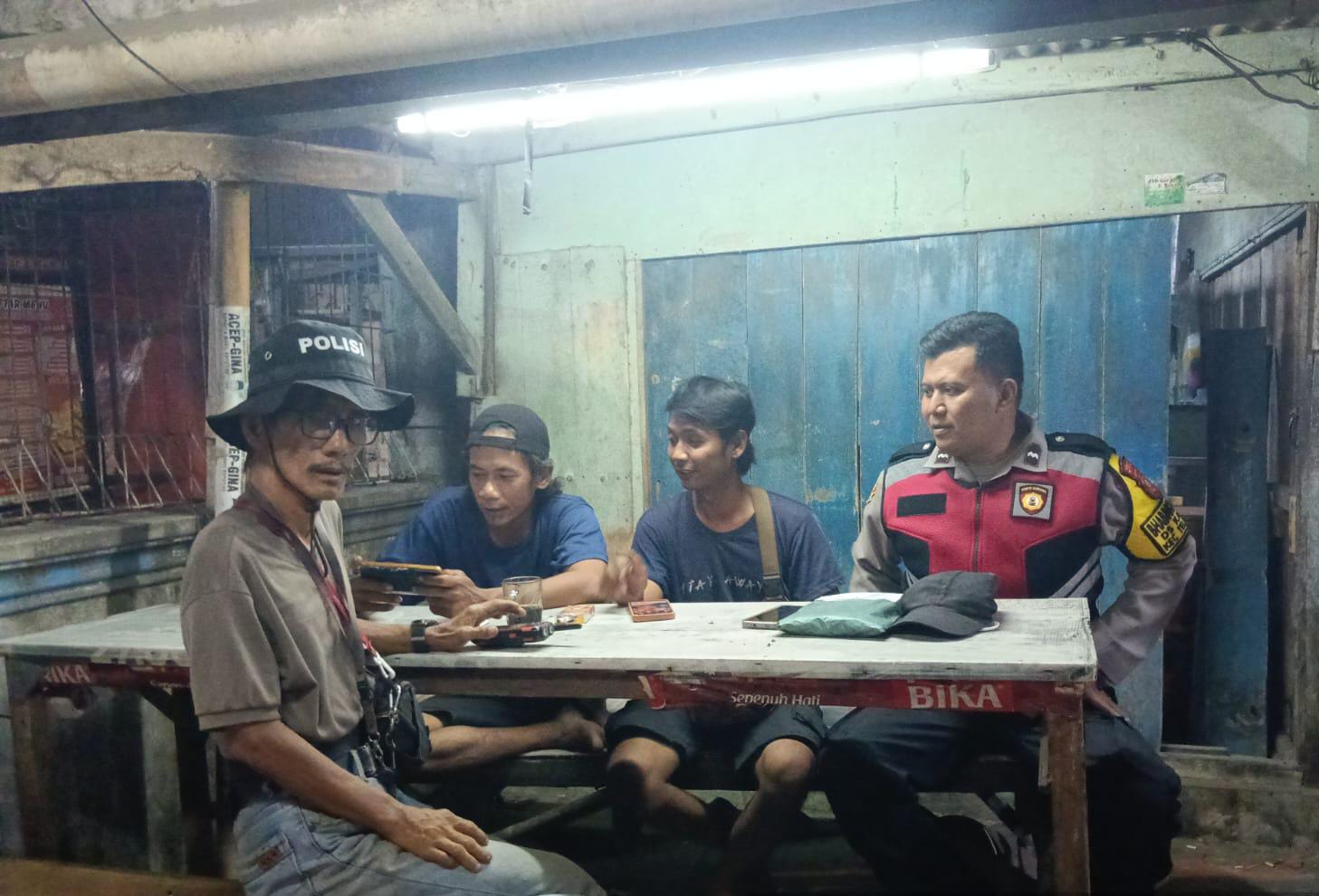 Bhabinkamtibmas Polsek Telagasari Dampingi Warga Binaan Lakukan Ronda, Jaga Keamanan Bersama