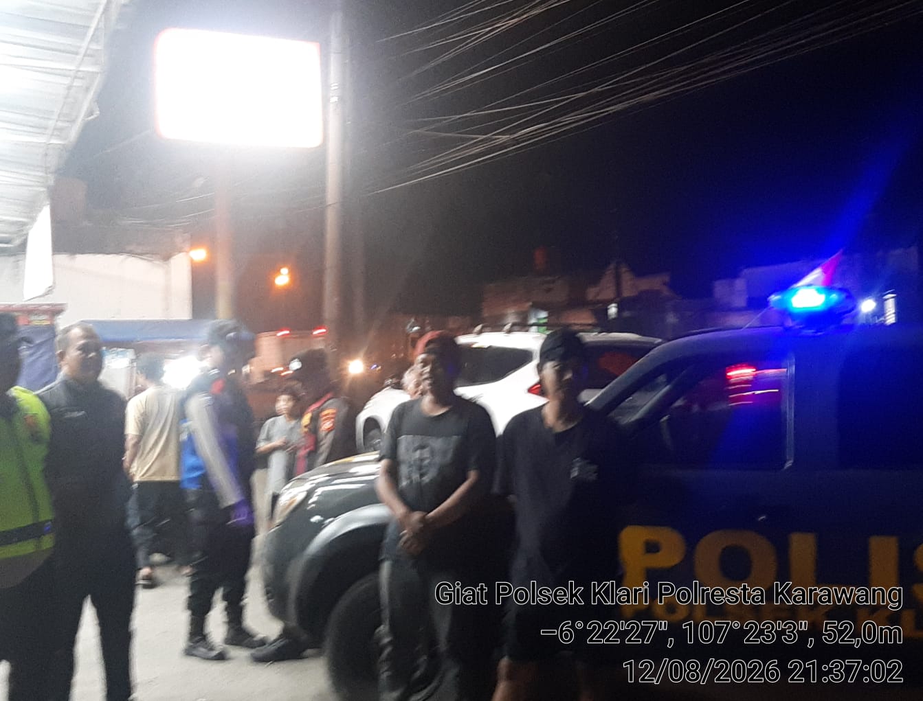 Polsek Klari Perkuat Pengamanan di Kantor Bank BNI Desa Duren Pada Malam Hari