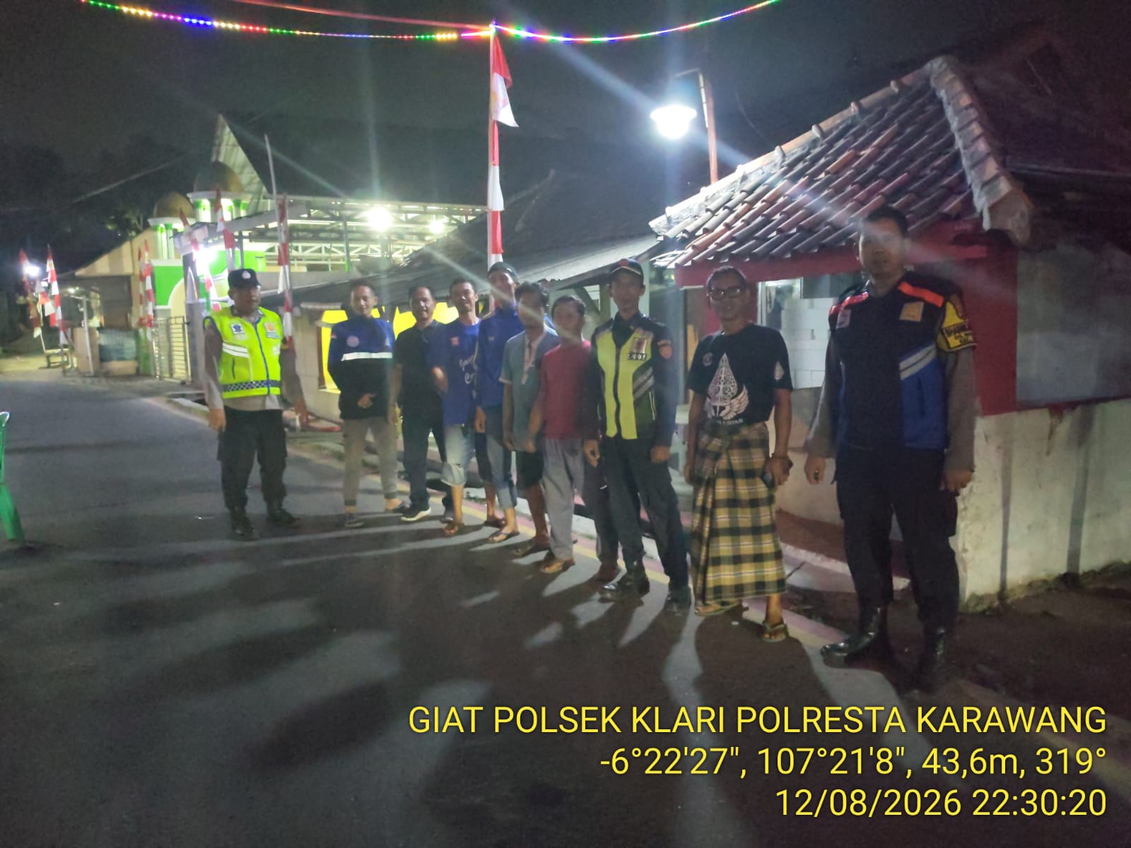 Personel Polsek Klari Patroli Sapa Warga Dusun Babakan Desa Kiarapayung Saat Ronda Malam