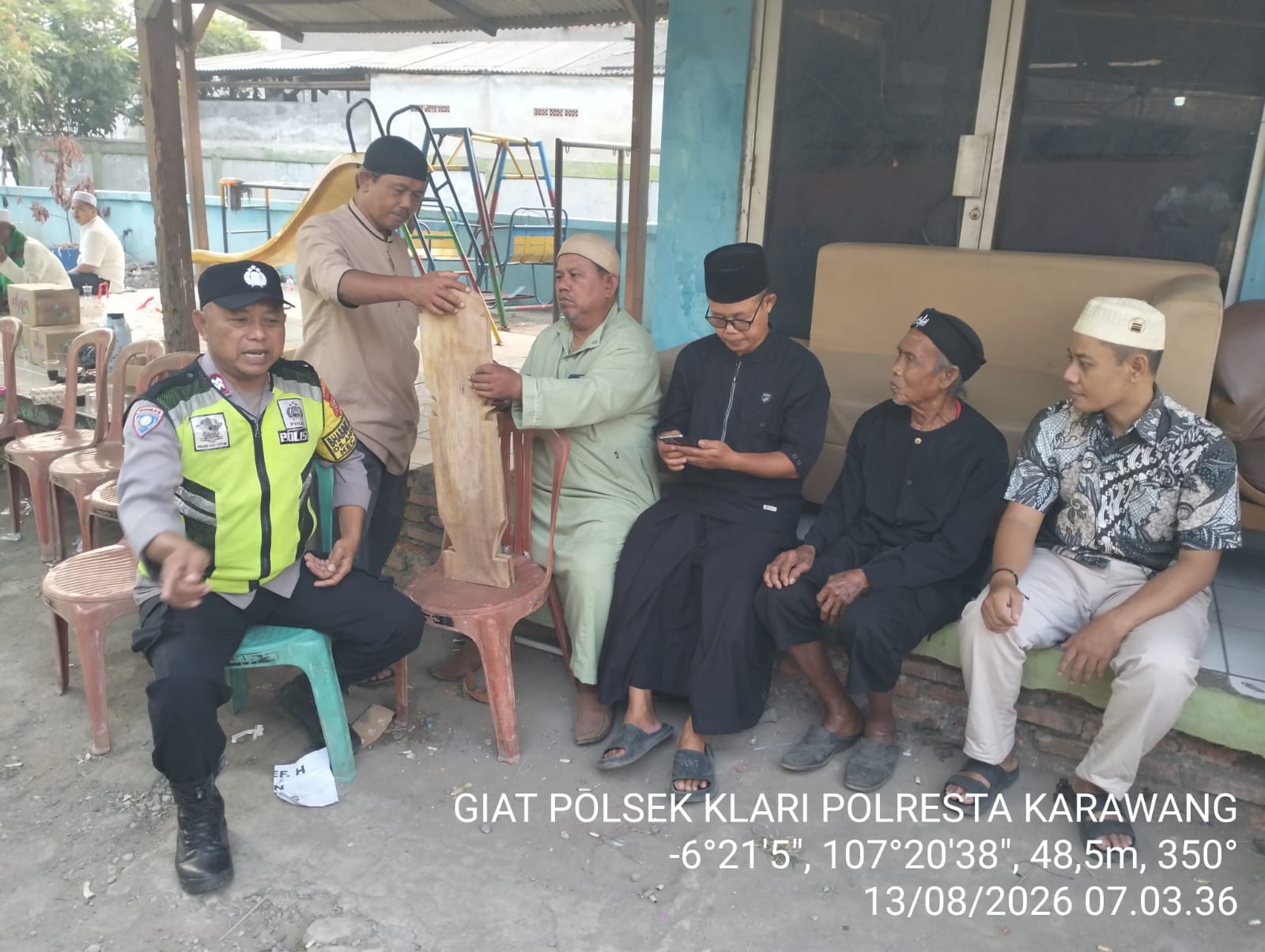 Bhabinkamtibmas Polsek Klari Takziah, Wujud Empati Polri kepada Keluarga Yang Berduka